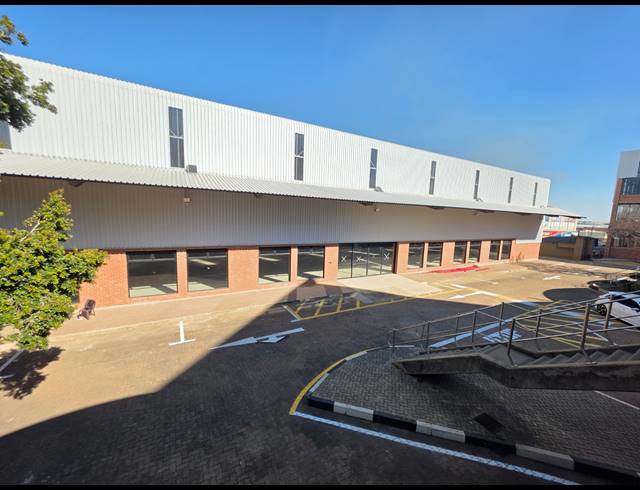 2,199M² WAREHOUSE TO LET IN CROWN